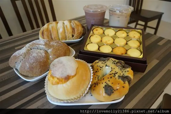 (美食)板橋 平價美味好吃麵包推薦✔鬆軟的麵包熱呼呼的出爐囉!::麵包．歌Bread Song Bakery(江翠店)::
