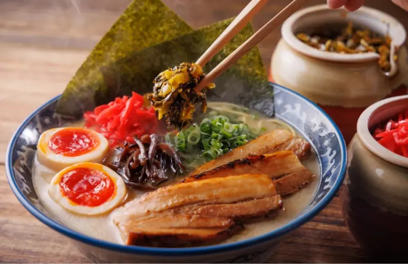 神戶西宮站超濃厚明太子拉麵「刻刻拉麵」新開幕，濃厚豚骨+辣味明太子絕配，神戶自由行想吃拉麵就選這家吧。