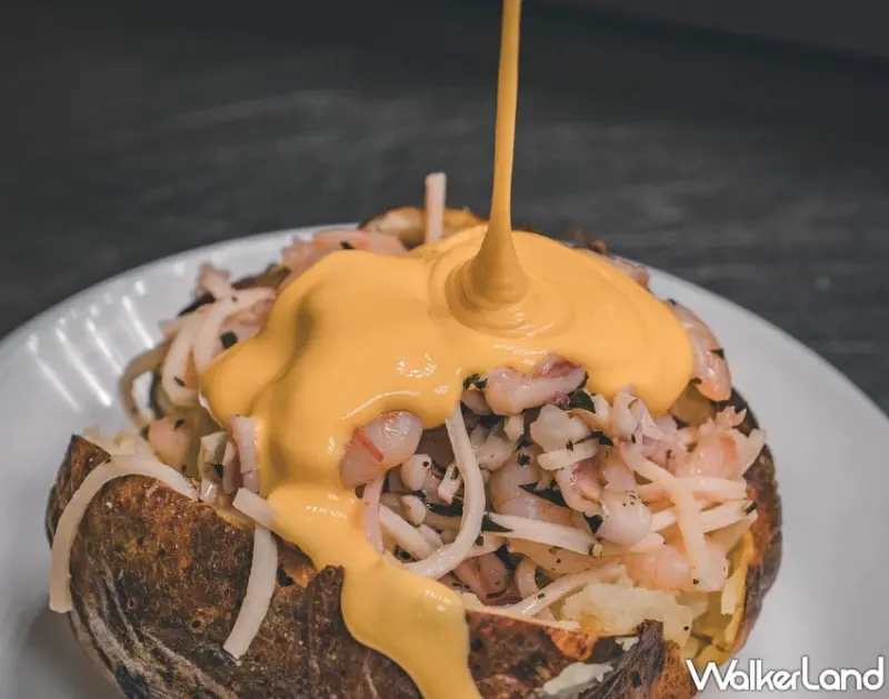 橘子集團員工餐廳「普橘島」太狂！竟把夜市小吃變頂級下午茶，獨家「海鮮起司馬鈴薯」食譜做法與罪惡醬汁大公開。