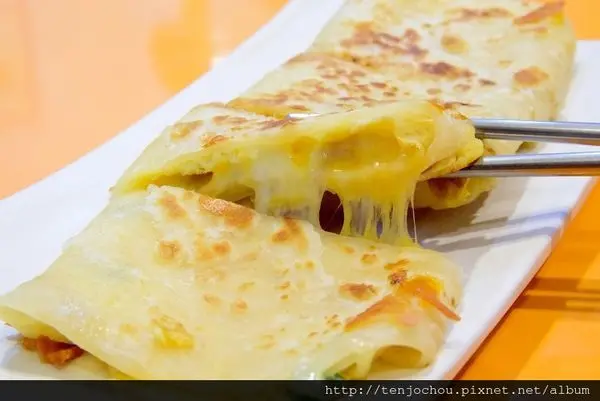 花花，甲飽沒【台北食記】錦州街 捲餅咬鹿早午餐專賣 超銷魂拔絲蛋餅