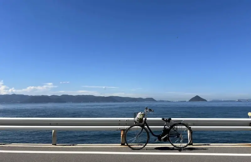 瀨戶內直島最棒的玩法，踩著單車，不用刻意規劃，卻恰到好處的海岸線與藝術風景。