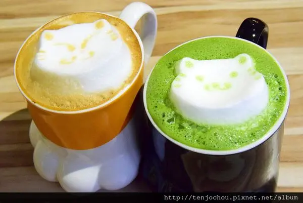 花花，甲飽沒【台北食記】信義 The Who Cafe框影咖啡 超萌立體貓咪拉花