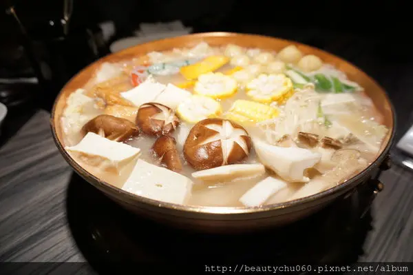 台北‧冬天吃火鍋【犇‧和三味】和牛鍋物專門店‧昆布鰹魚豚骨湯煮出來的食物都好鮮美!