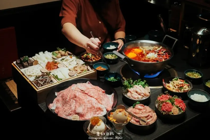 這一鍋 台中朝富殿｜新品椒宴開箱！台中麻辣控必吃！只涮不喝湯的正宗川渝麻辣鍋，內臟控絕不能錯過的吃法、以及九宮格配料超驚喜！更有提供道地乾、油碟吃法！