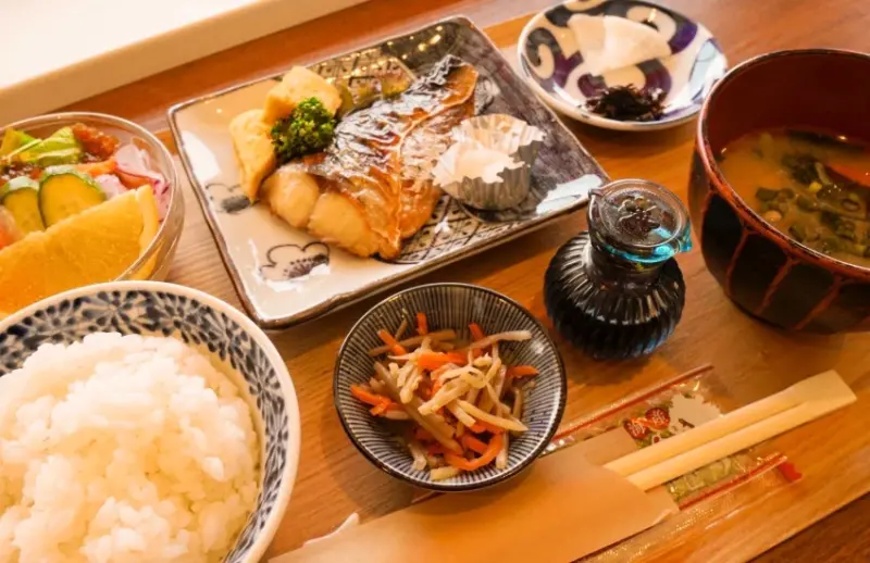 廣島尾道秘境住宿！尾道站5分鐘，140年古船屋改建民宿SAWARA，4人包棟超chill。