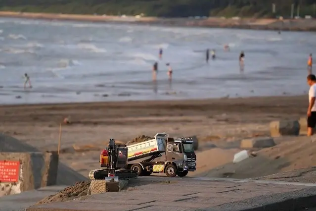新屋濱海林蔭沙洲 (西濱公路) - 遙控挖土機 - 遙控砂石車