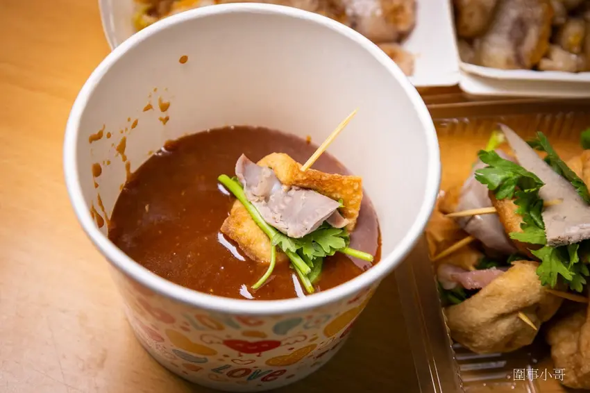 宜蘭傳統小吃推薦-復元行季節限定一串心！口味多樣搭配特製沾醬好吃到停不下來啦，美味的大腸包香腸加蘋果泡菜也讓人口水直流。 @圍事小哥的幸福相框