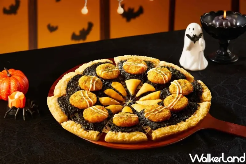 不准跳過萬聖節！必勝客「黑咖哩黃金豬排比薩」黑色比薩起司控必吃。