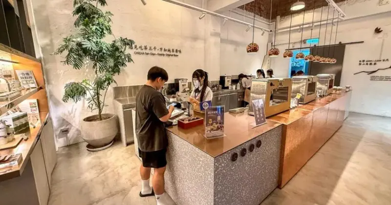 全台最美飲料店！台中吃茶三千概念店40年老宅變空中茶園，國王珍珠奶茶必點。