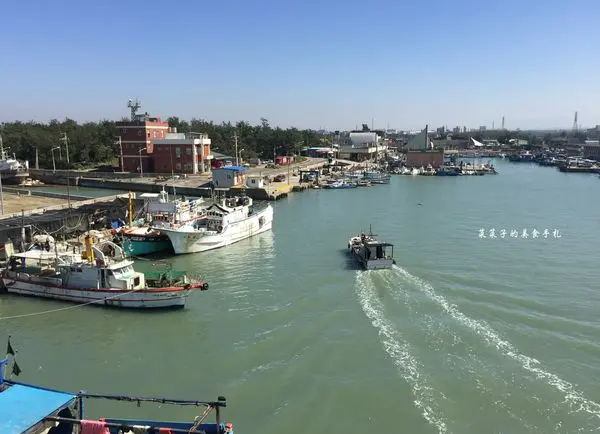 [桃園中壢]永安漁港|觀海橋、生鮮漁貨、乾貨、海鮮餐廳|愛琴海海岸咖啡廳|沙灘藍天碧海之海岸線散步去