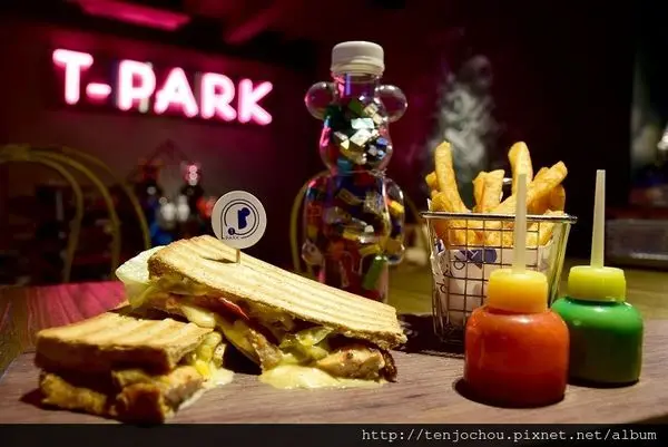 花花，甲飽沒【台北食記】T-Park Café&eatery中山站不限時咖啡店推薦！玩具迷必訪的超級天堂！