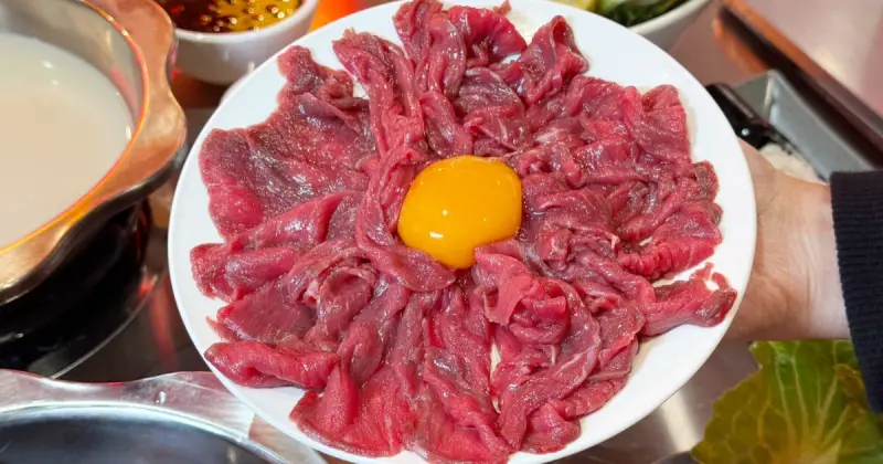 0元升級自助吧！台北火鍋新開店「蔣老爹涮涮鍋」一人鴛鴦鍋，溫體牛必點。