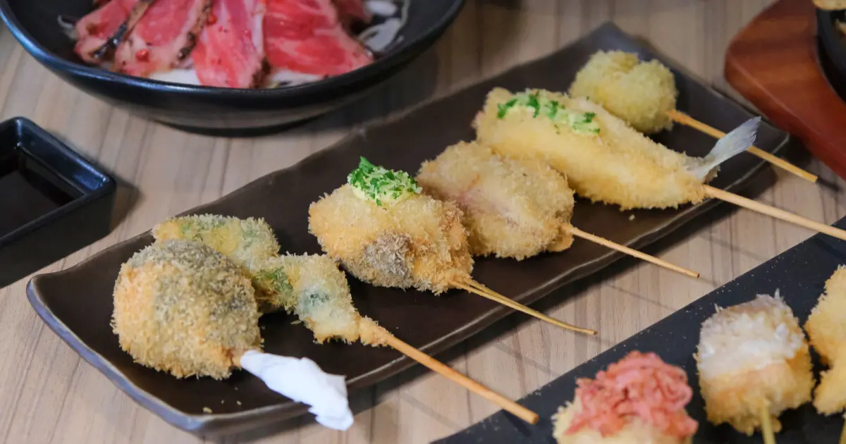 串炸葡萄也有！新台北居酒屋「夜串坊」必吃推薦，名古屋炸雞翅要點。