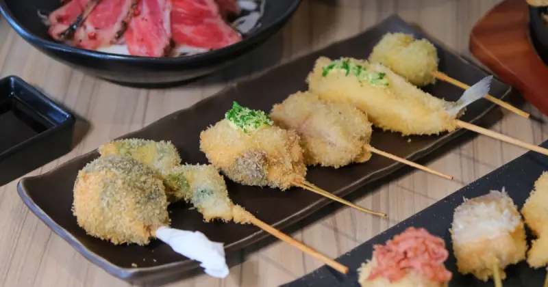 串炸葡萄也有！新台北居酒屋「夜串坊」必吃推薦，名古屋炸雞翅要點。