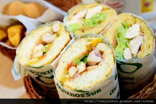 花花，甲飽沒【台北食記】Quiznos Sub美國最受歡迎香烤潛艇堡 新口味也太好吃了吧！