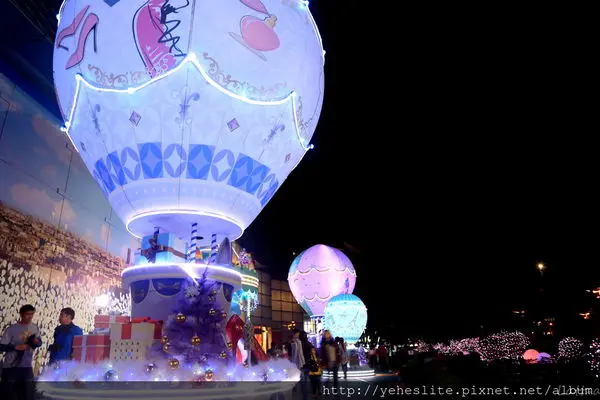 2016高雄夢時代耶誕慶祝活動- 愛.Sharing，超美! 浪漫鎖橋、繽紛氣球讓你沐浴在愛的耶誕光輝裡