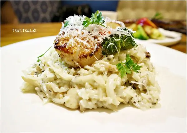 [台北文山]LIRA里拉義大利廚房|松露干貝燉飯、戰斧豬排、炙燒生牛沙拉、布朗尼冰淇淋|挑高歐式鄉村風舒適用餐環境