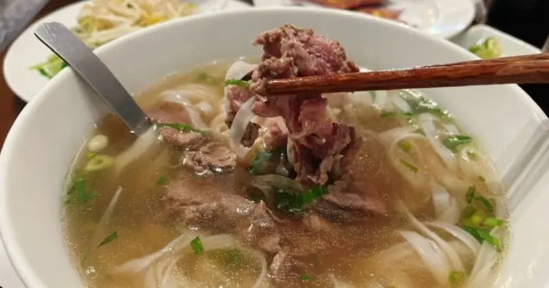 桃園市桃園區桃園火車站在地越南人經營的越式餐廳｜Adam Quy 越南河粉。不用飛出國也可以吃到超道地的鮮牛肉越南河粉！