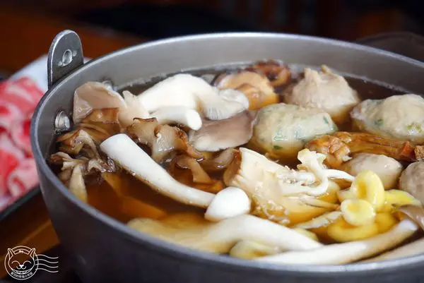 ※ 菇神觀景複合式餐飲 ※【星羽愛美食-台中新社】新社踏青吃飯好選擇，雙人套餐份量超級多，湯頭菇菇味好濃郁，菇菇香腸星羽好喜歡唷~