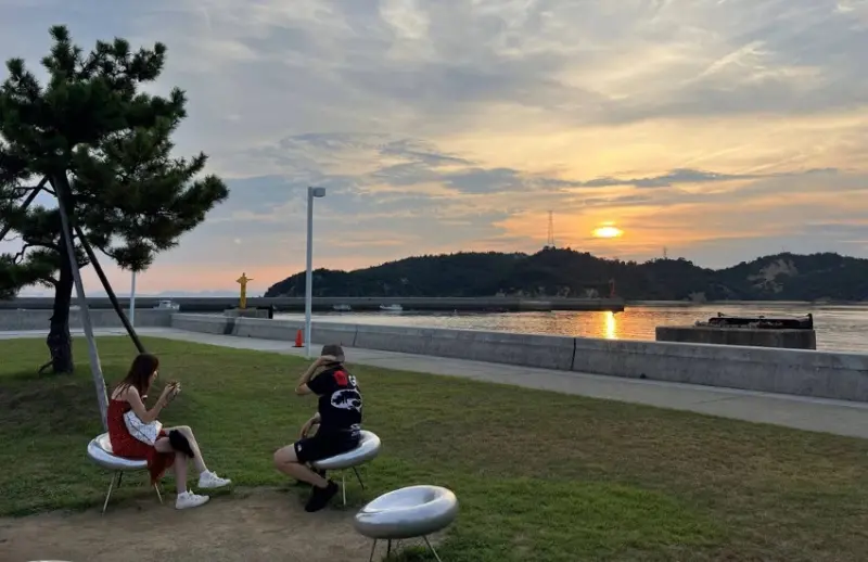 瀨戶內直島最棒的玩法，踩著單車，不用刻意規劃，卻恰到好處的海岸線與藝術風景。