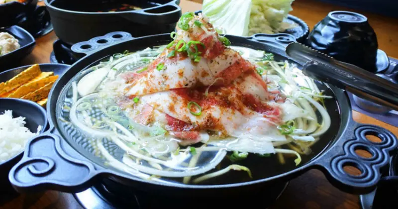 嘉義火鍋推薦「小旬湯」燒酒點火秀 日式銅盤烤肉，假日人氣爆棚。