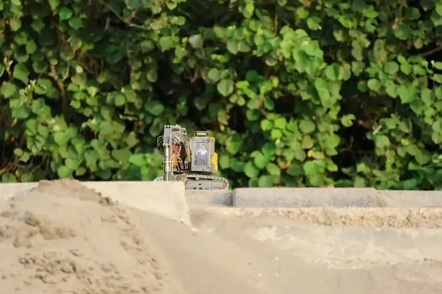 新屋濱海林蔭沙洲 (西濱公路) - 遙控挖土機