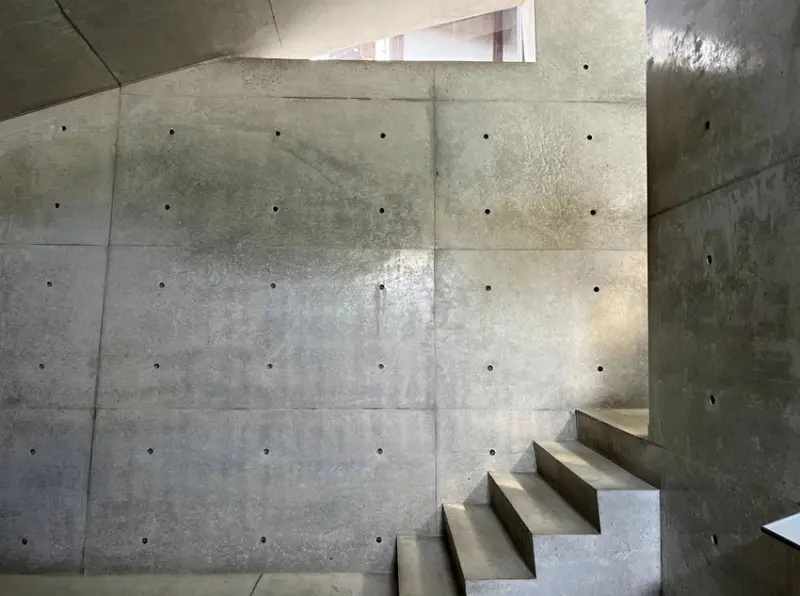 從瀨戶內海直島的一棟百年町家「安藤忠雄博物館」，正式揭開安藤忠雄的建築宇宙。