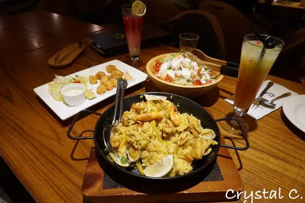 【新北美食推薦】金色三麥新莊店 餐點太下酒 好想多喝幾杯 氣氛好歡樂 聚餐好選擇 週末還有歌手駐唱唷！