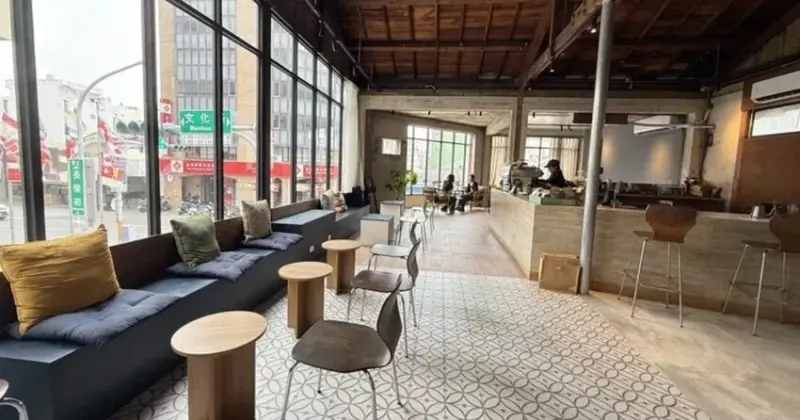 嘉義咖啡廳推薦！70年老宅咖啡館花磚咖啡淺花樓2樓，復古水泥空間喝下午茶。