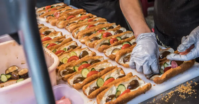 基隆七堵排隊美食！家傳營養三明治超搶手，一開攤就排爆轉角。