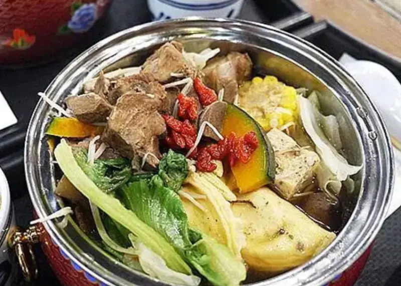 板橋火鍋推薦！占元府新台式潮鍋開幕，經典台式燒酒雞與滷味小菜超滿足。