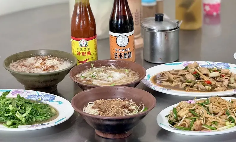 【一座鄉鎮一碗麵-屏東內埔美食】阿鳴嫂傳統客家菜.柴燒肉燥油蔥麻醬麵.大鍋菜屏東飄香一甲子
