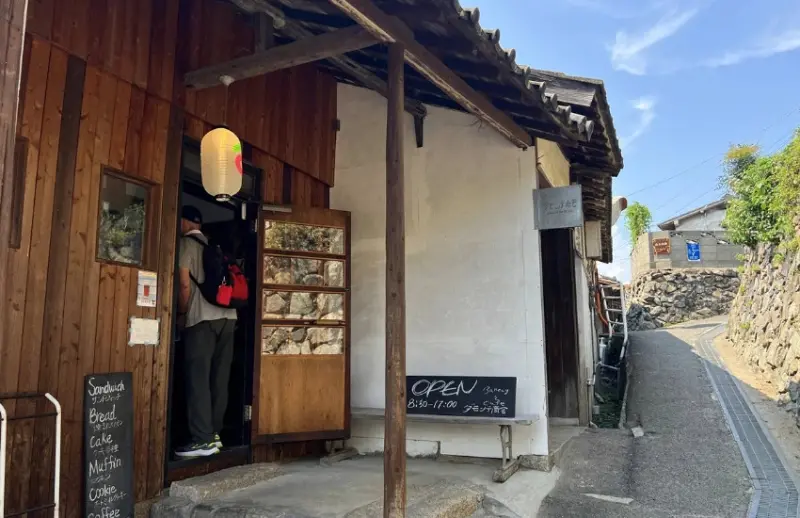 跟著海風與貓散步吧！山城漁村的石牆屋舍藏著一間間懷抱夢想的手作小屋「瀨戶內海新星島嶼－男木島」。