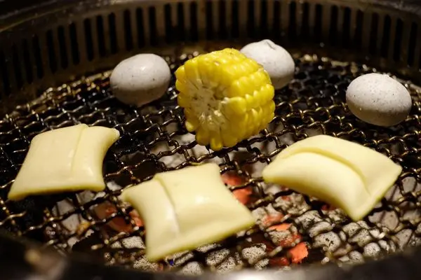 台北東區 禾丰烤炭火燒肉 - 燒烤吃到飽有牛排，啤酒無限暢飲，牛舌好吃。