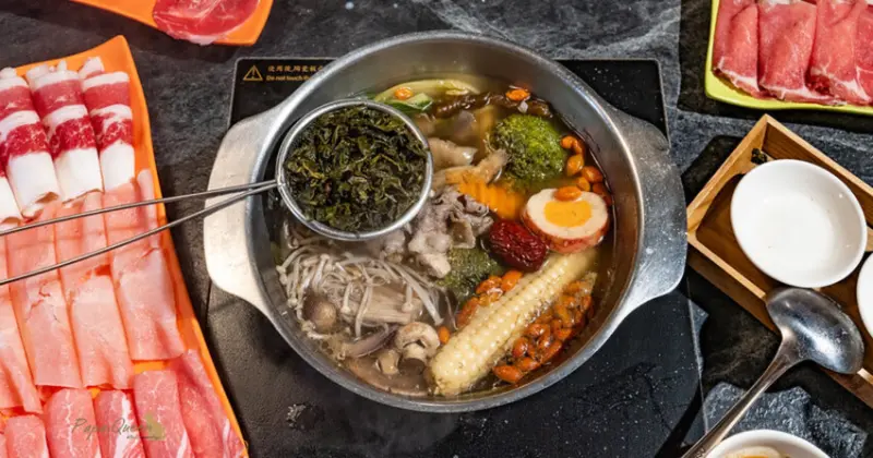 台中火鍋吃到飽！蔬盈市場火鍋超過40種蔬菜自助吧，獨創藥膳烏龍茶湯底。