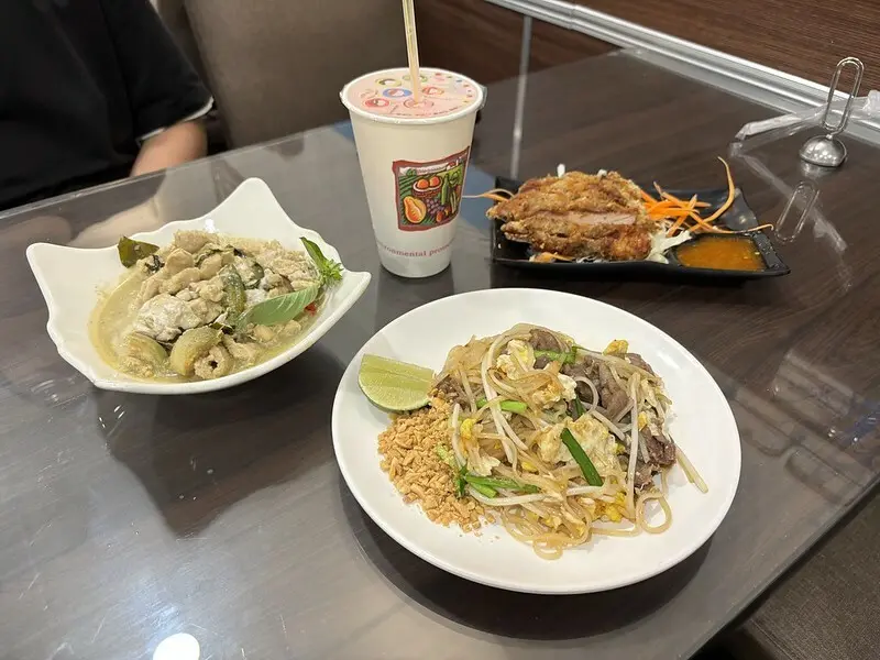 新莊泰式餐廳推薦，「蓮花泰式小吃店」平價份量實在，最愛泰式炒河粉，百元價格吃得飽