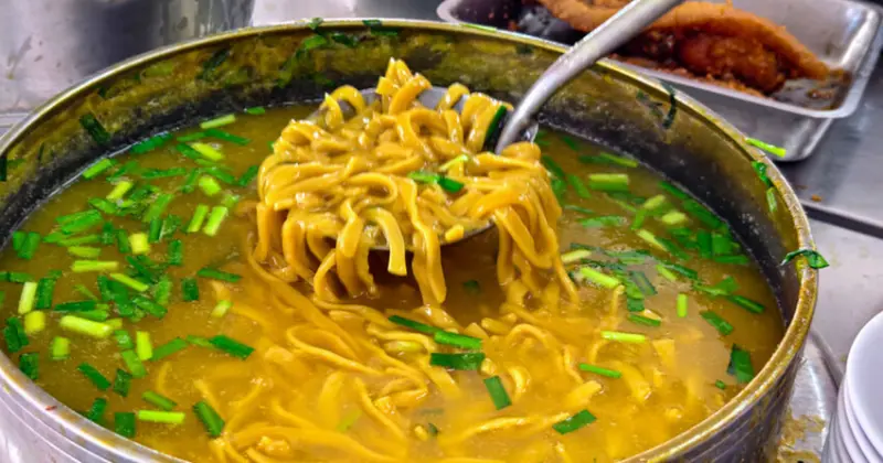 台中必吃美食！最道地台中大麵羹傳承三代50年老店，在地人早餐首選。