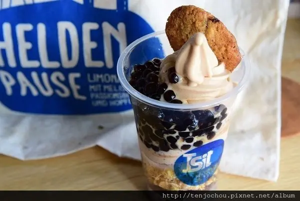 花花，甲飽沒【台中食記】ISIT做咖啡三店 超火紅！阿薩姆珍珠奶茶聖代 今夏必吃人氣霜淇淋