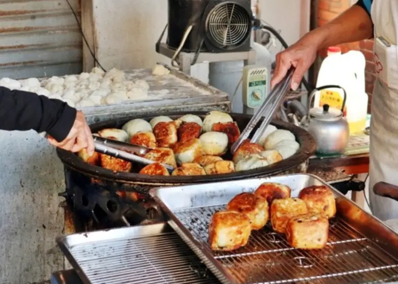 苗栗通霄必吃邱記水煎包！超大顆現煎韭菜冬粉內餡，水煎包國的王者！一顆只要20元。