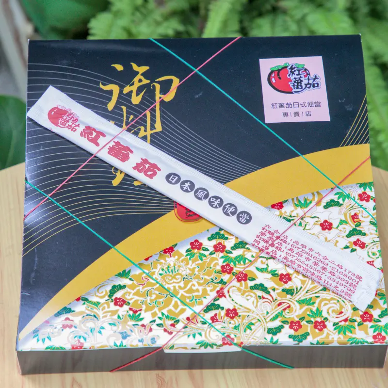 400元客製化便當的豐富內容，包含多樣化的肉類主菜、鮮豔的配菜與飯糰，整體擺盤精緻，展現出便當的高端質感與豐富性。