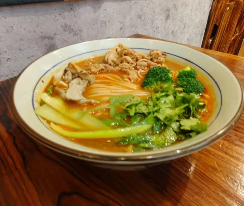 新竹一碗鮮米線＆砂鍋菜｜香辣嗦粉＋下飯紅燒肉吃的超滿足！