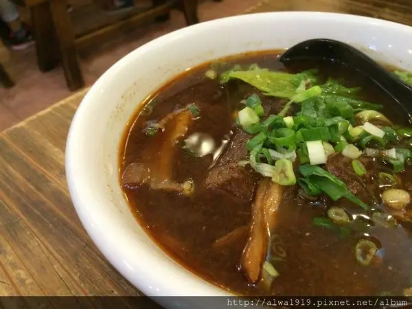 【新竹新豐食記】老兄牛肉麵，肉塊好軟嫩、牛筋好Q彈、湯頭好濃郁！