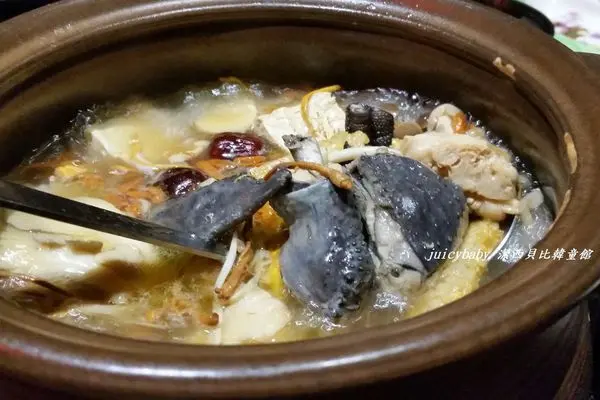 潔西麻的美食日記─【台中】好喝順口的黃金蟲草烏骨雞湯，專賣烏骨雞湯的餐廳─雞酒棧(已歇業)