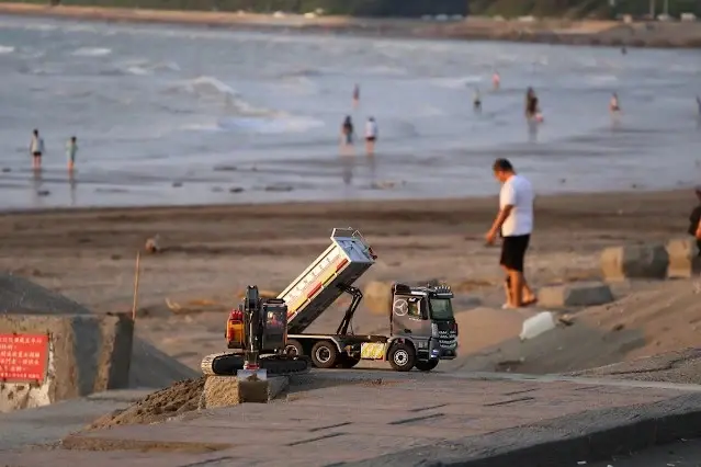 新屋濱海林蔭沙洲 (西濱公路) - 遙控挖土機 - 遙控砂石車