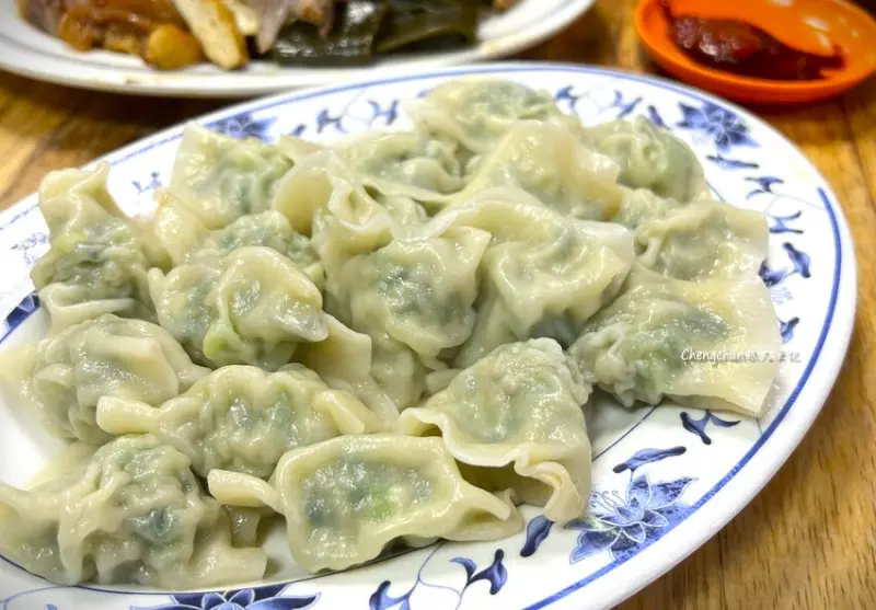 基隆老店【春興水餃店】韭菜水餃鮮香多汁，一個一口超涮嘴 !