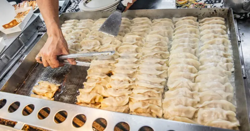 寧夏夜市排隊美食！馥陽鍋貼水餃專賣店一出鍋就秒殺，台北鍋貼推薦必吃。