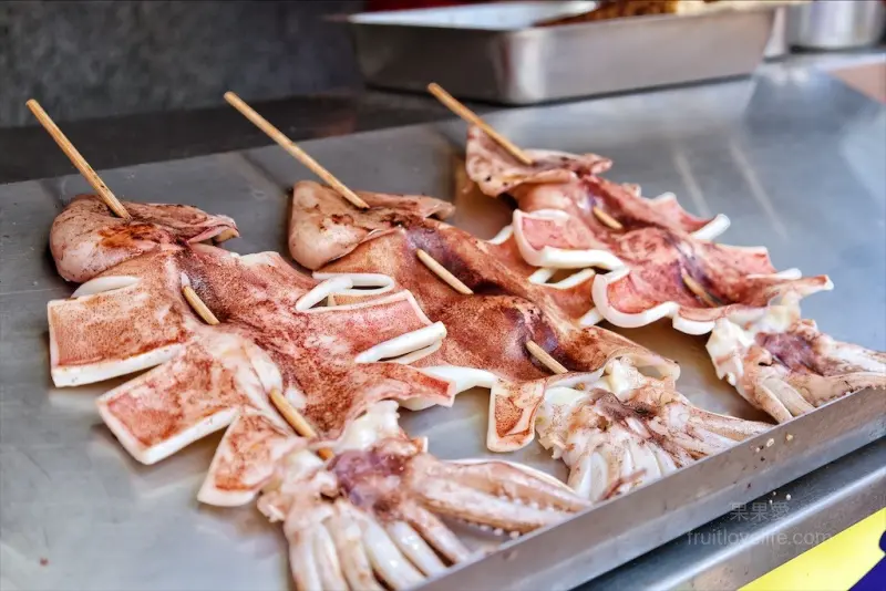 白沙屯財老爹碳烤 | 苗栗通霄碳烤，白沙屯烤香腸，一週只有開2天，香腸口味多種選擇，還有烤玉米、大魷魚、七里香 @果果愛Fruitlove