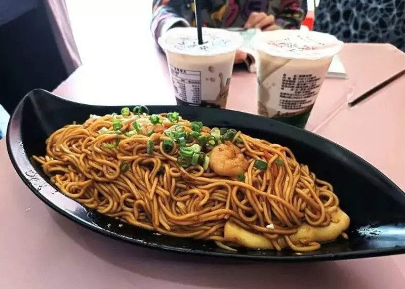 台北隱藏在後車站高CP值早餐推薦！「尚雯早午餐」招牌海鮮炒麵必吃！