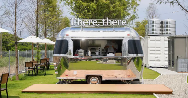 台中露營風咖啡店！there there寵物友善秘境，親子毛孩都能玩翻天。