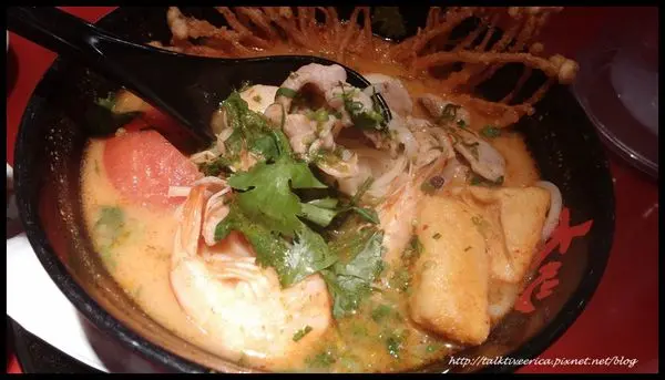 『呷』「北市信義區」☆ 大心 新泰式麵食 ☆ 濃郁酸辣湯頭好夠味呀